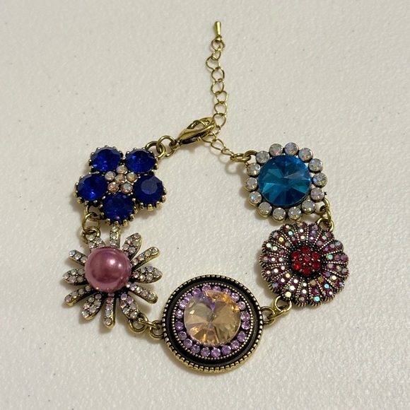 Elegant Multicolor Bracelet with Antique Gold Accents - Picture 6 of 7